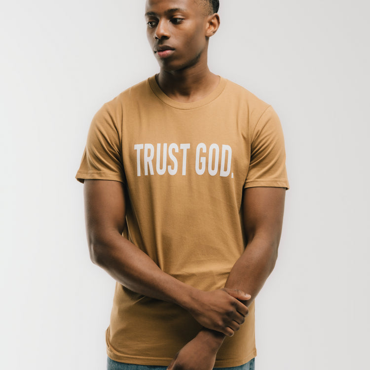 Trust God. T-shirt Camel